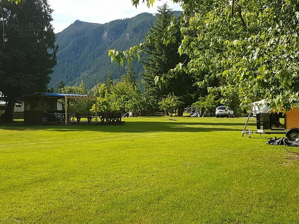 Anchor Riverfront Motel Сикамус Екстериор снимка